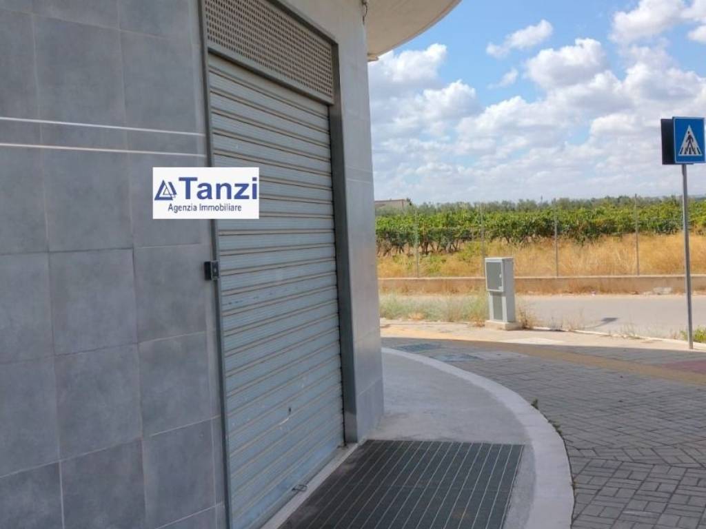 negozio in vendita a Barletta in zona Patalini