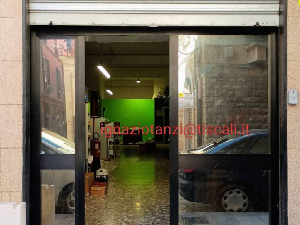 negozio in vendita a Barletta in zona Centro Città
