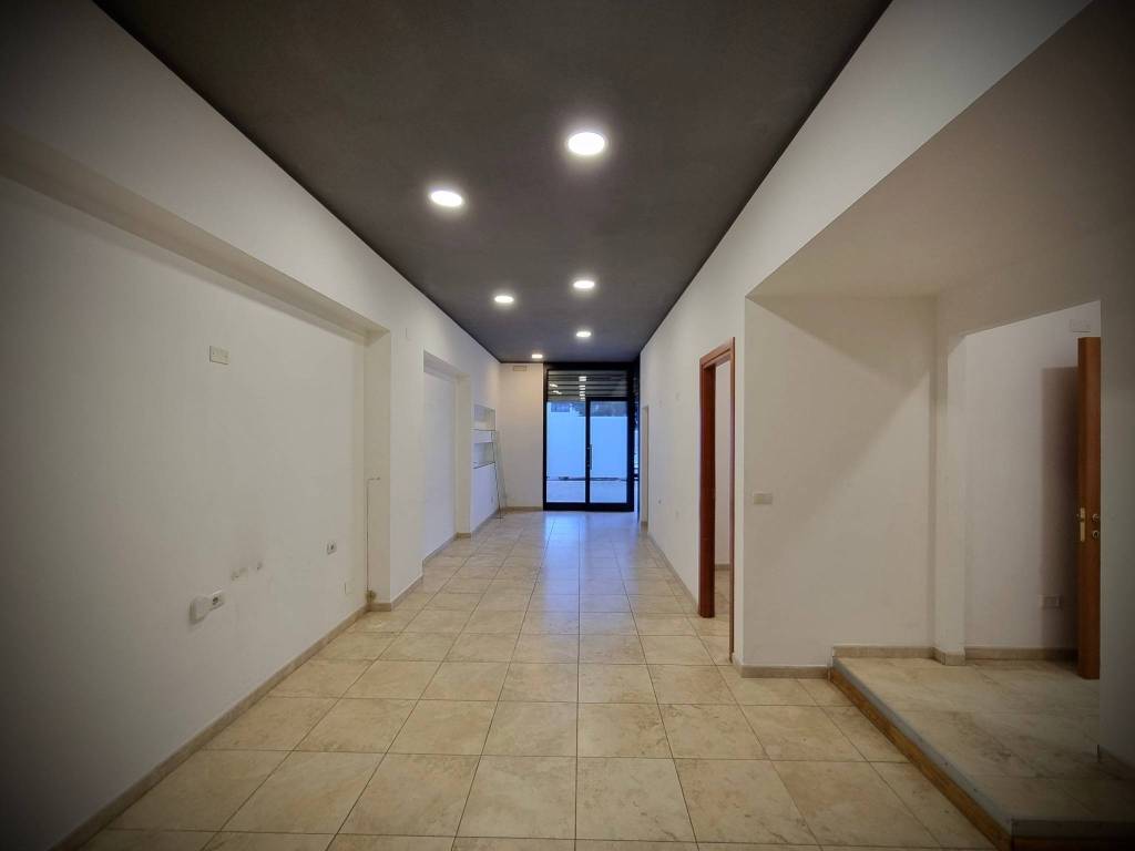 negozio in vendita a Barletta in zona Borgovilla