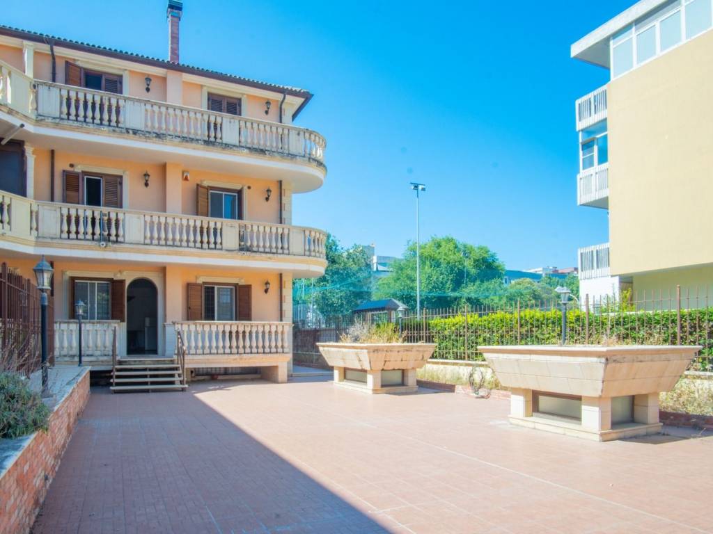 casa indipendente in vendita a Barletta in zona Patalini