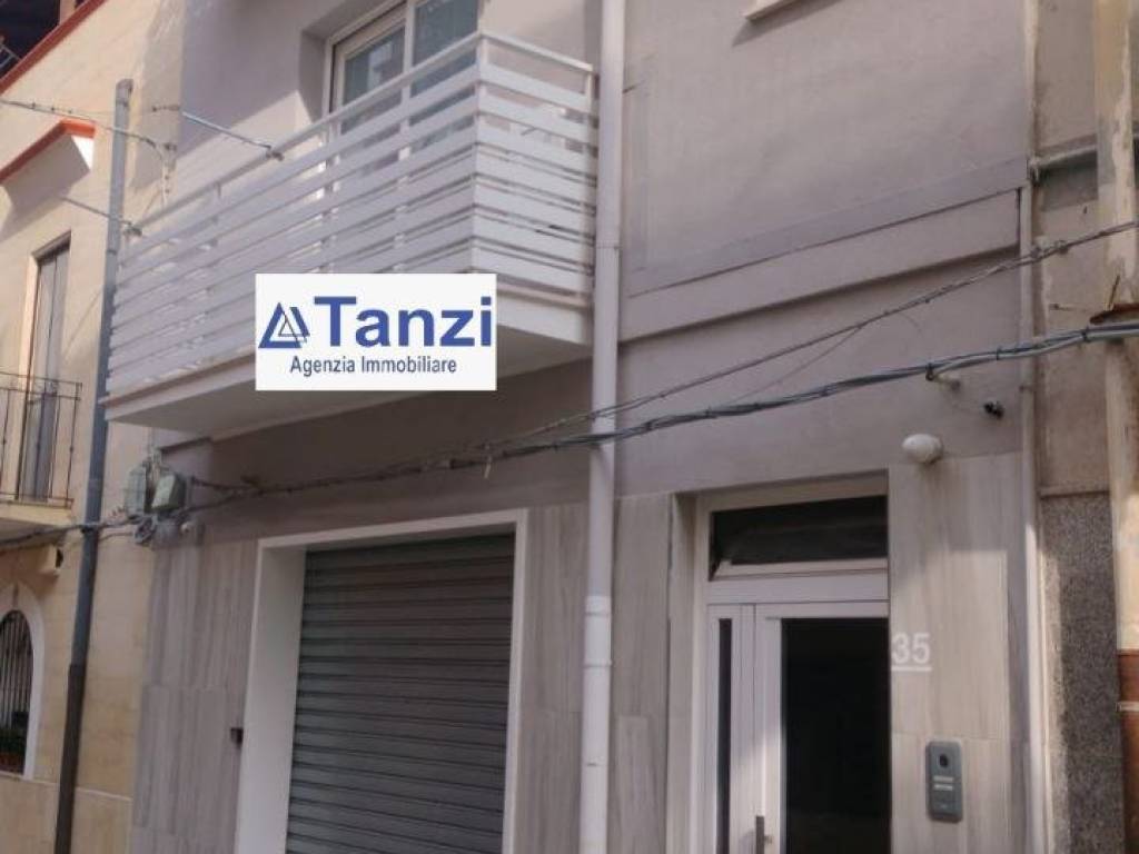intera palazzina in vendita a Barletta in zona Patalini