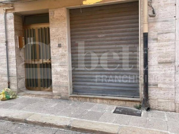 locale commerciale in vendita a Barletta in zona Centro Città