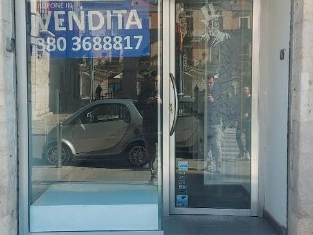 negozio in vendita a Barletta in zona Centro Città
