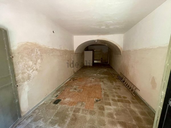 locale commerciale in vendita a Barletta