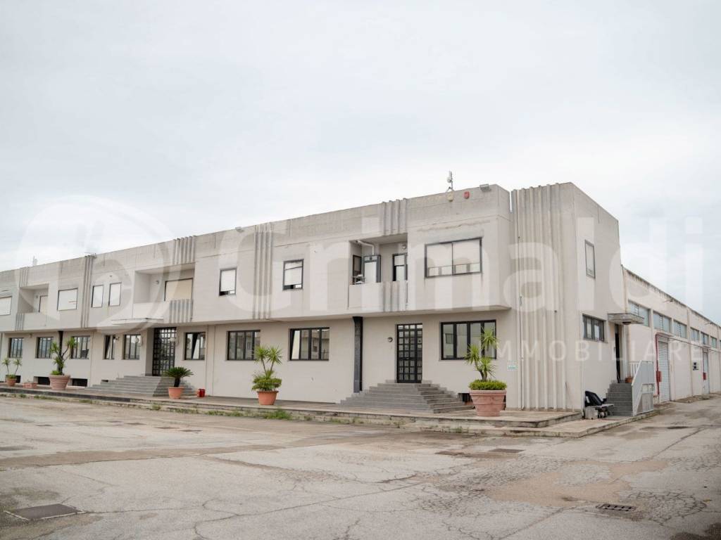 locale commerciale in vendita a Barletta
