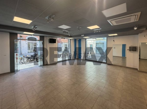 locale commerciale in vendita a Barletta