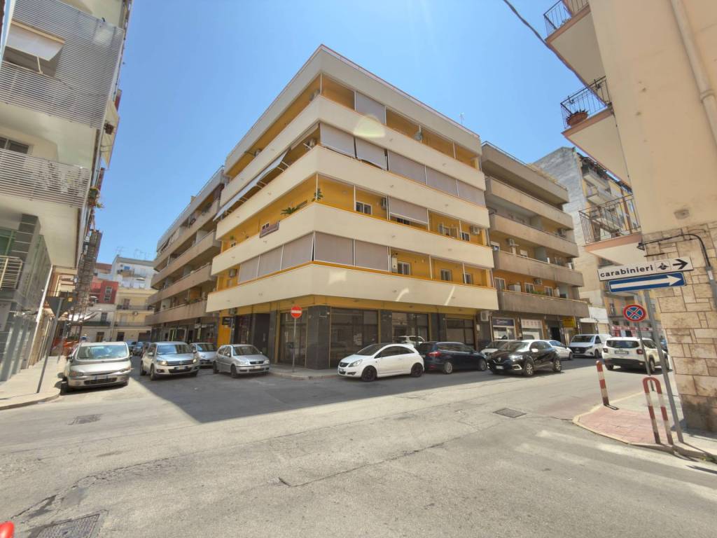 negozio in vendita a Barletta in zona Centro Città