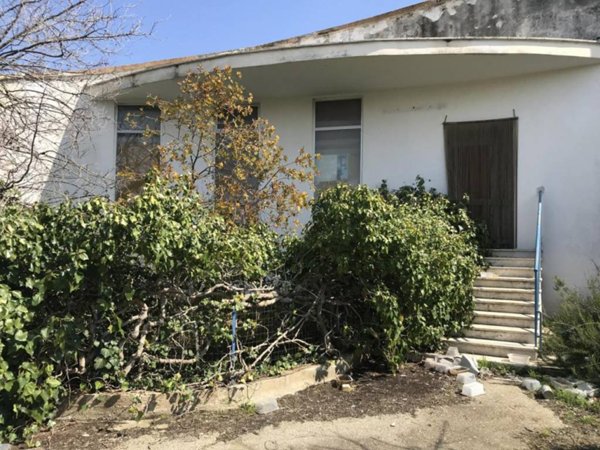 locale commerciale in vendita a Canosa di Puglia