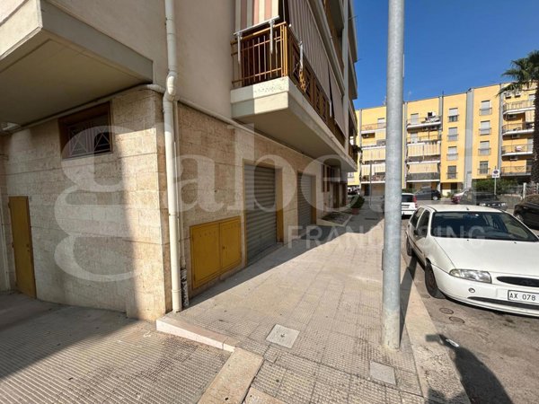 negozio in vendita a Canosa di Puglia
