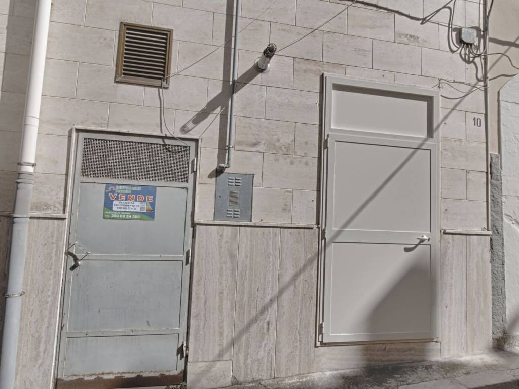 casa indipendente in vendita a Canosa di Puglia