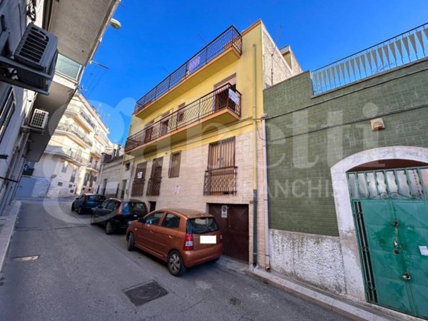 casa indipendente in vendita a Canosa di Puglia