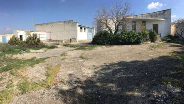 locale commerciale in vendita a Canosa di Puglia