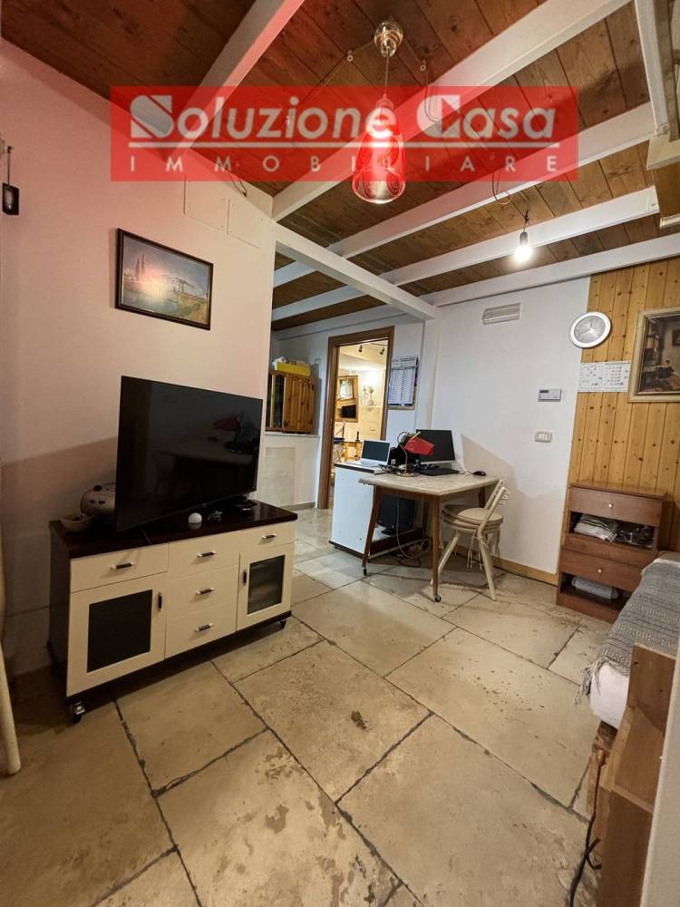 casa indipendente in vendita a Canosa di Puglia