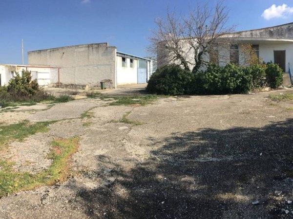 locale commerciale in vendita a Canosa di Puglia