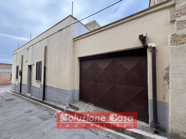 casa indipendente in vendita a Canosa di Puglia