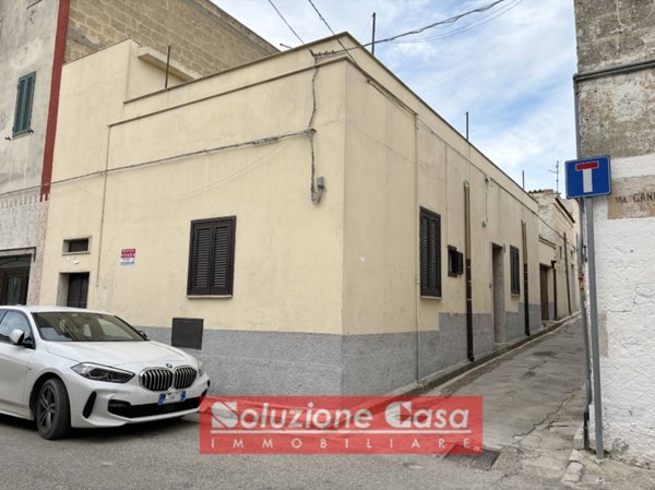 casa indipendente in vendita a Canosa di Puglia