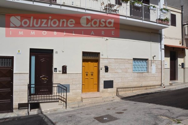 casa indipendente in vendita a Canosa di Puglia