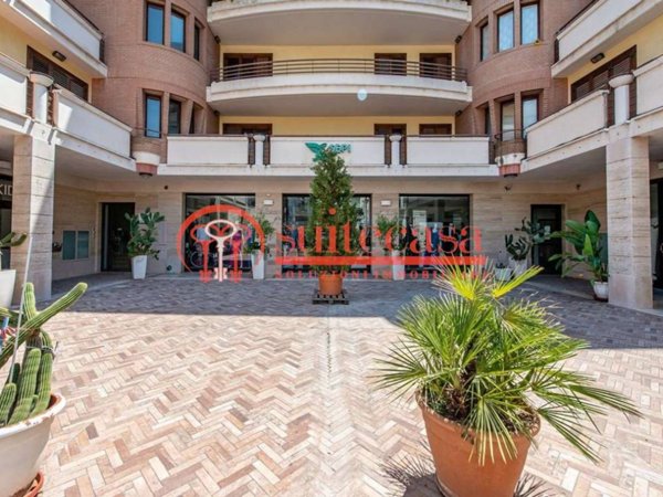 negozio in vendita a Canosa di Puglia