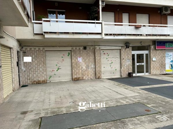 negozio in vendita a Canosa di Puglia