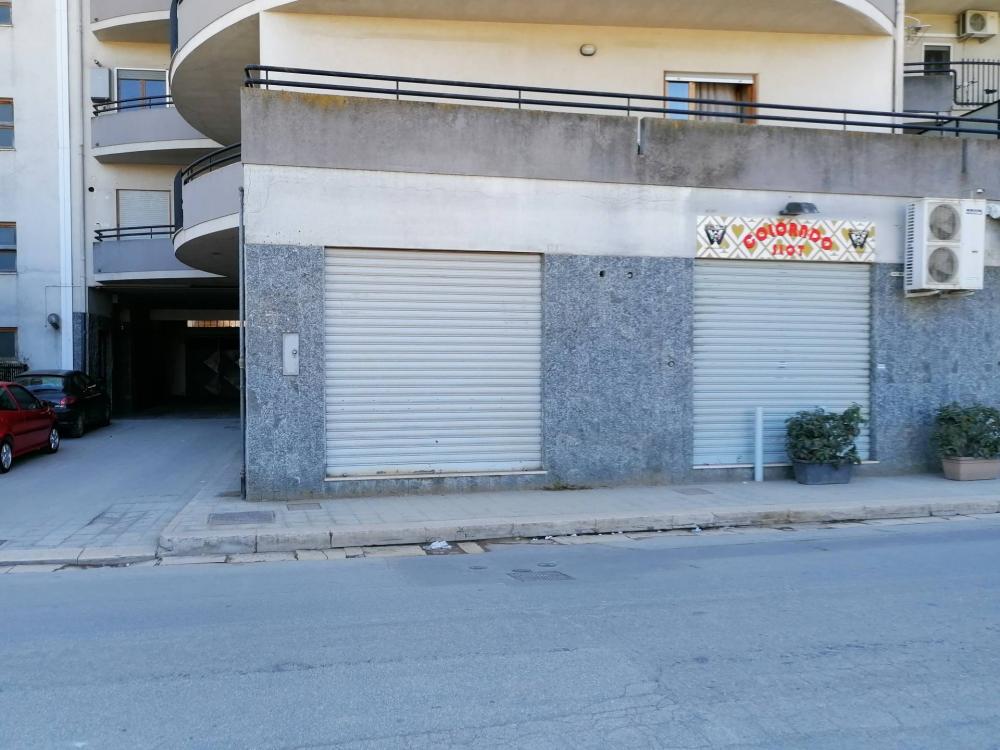 locale commerciale in vendita a Canosa di Puglia