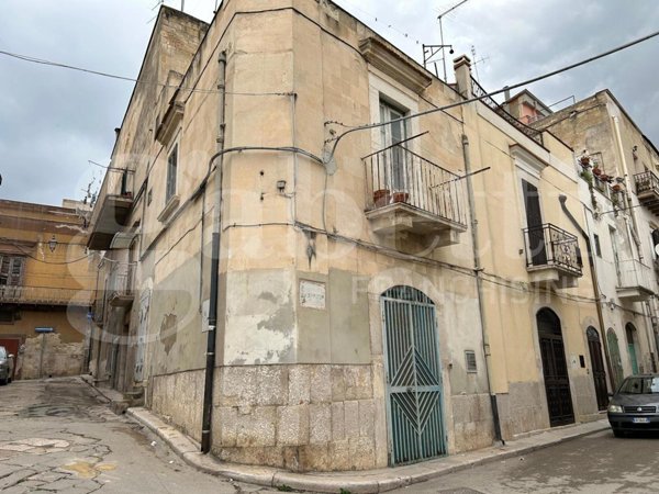 casa indipendente in vendita a Canosa di Puglia