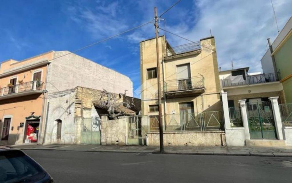 casa indipendente in vendita a Canosa di Puglia