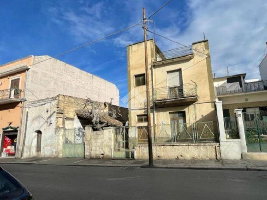 casa indipendente in vendita a Canosa di Puglia