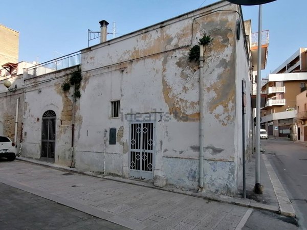 casa indipendente in vendita a Canosa di Puglia