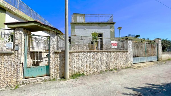 casa indipendente in vendita a Canosa di Puglia