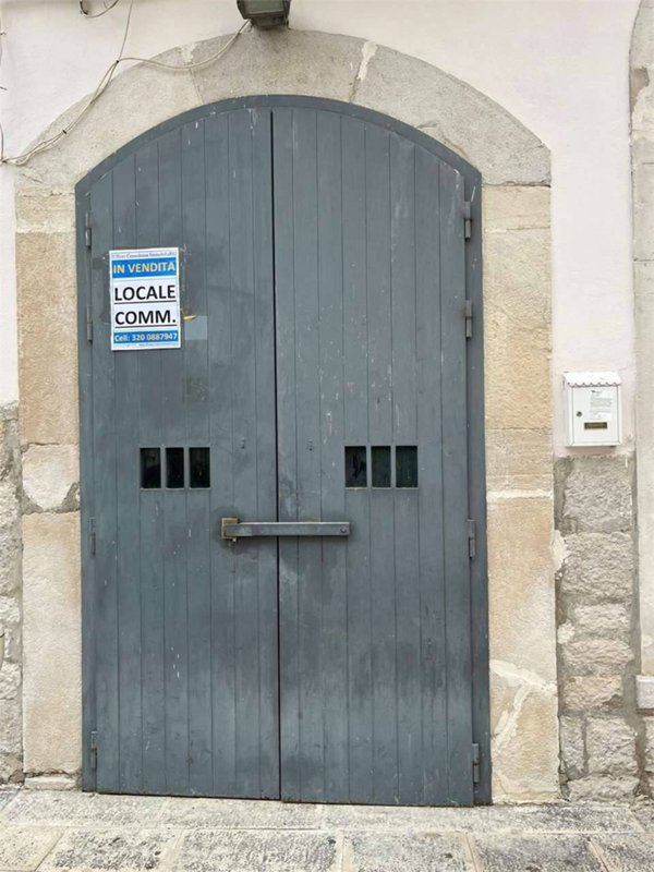 locale commerciale in vendita a Canosa di Puglia