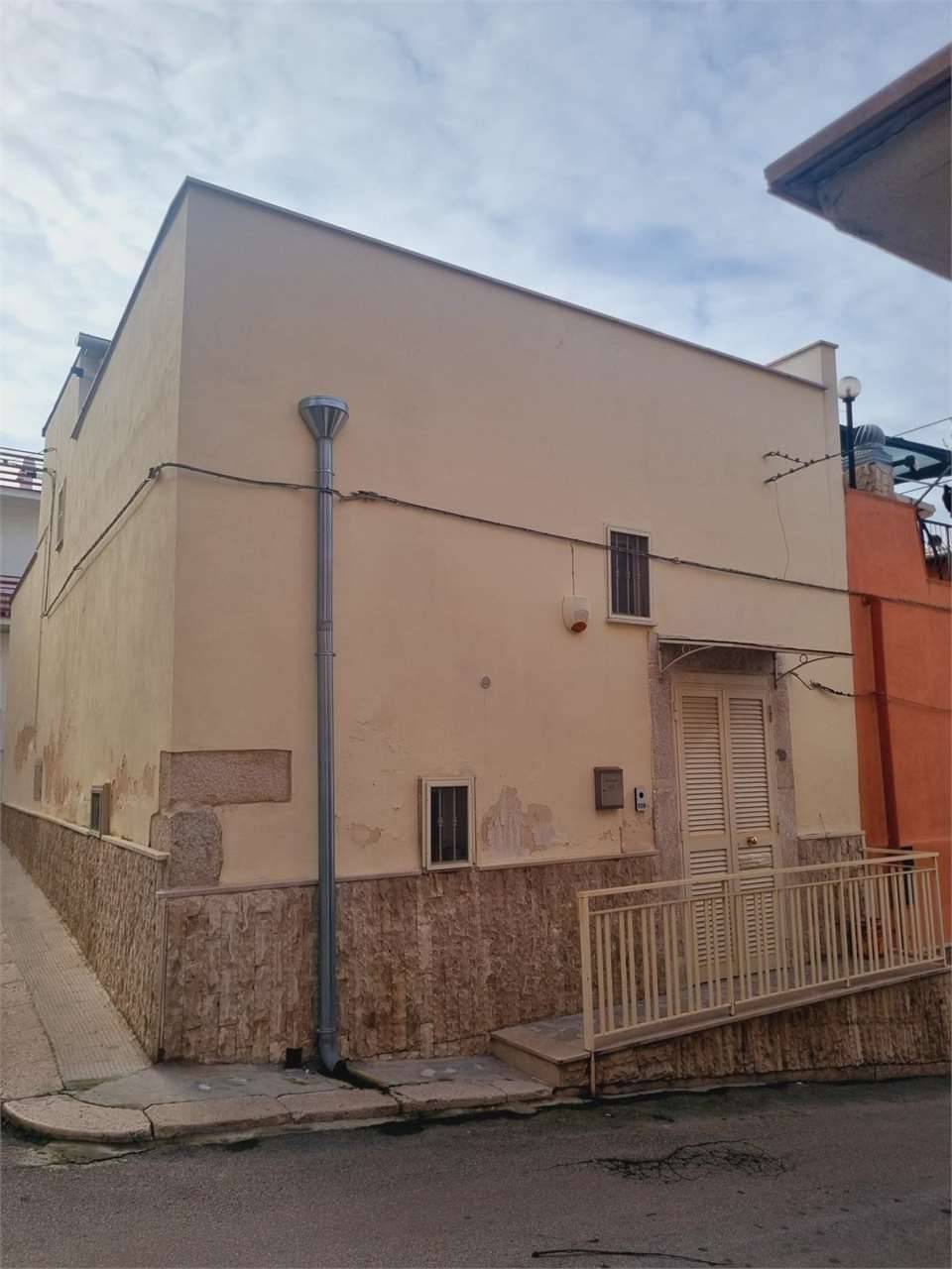 casa indipendente in vendita a Canosa di Puglia
