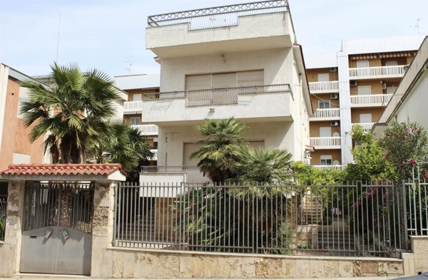 casa indipendente in vendita a Canosa di Puglia