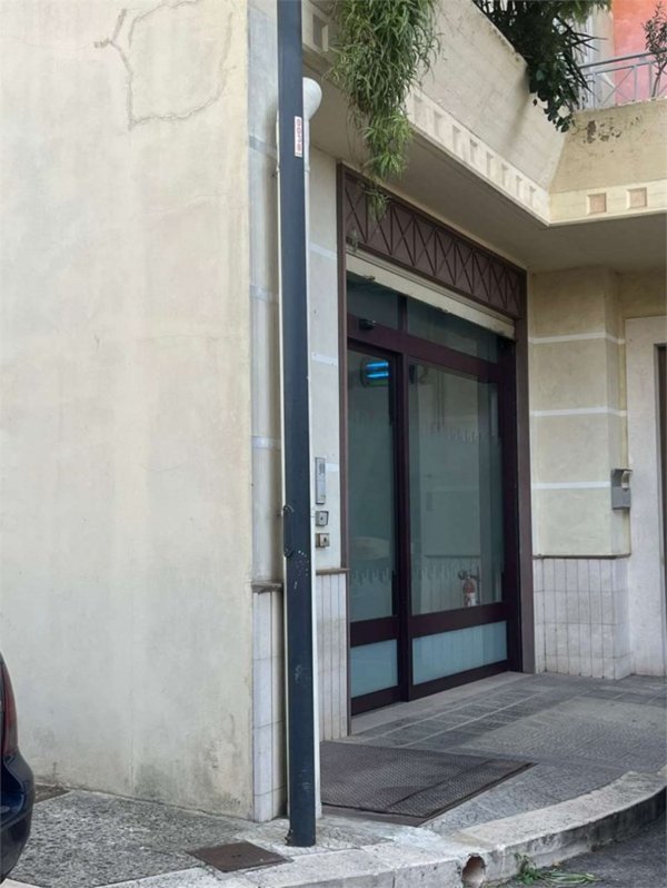 negozio in vendita a Canosa di Puglia
