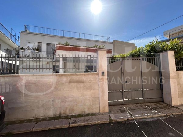 casa indipendente in vendita a Canosa di Puglia