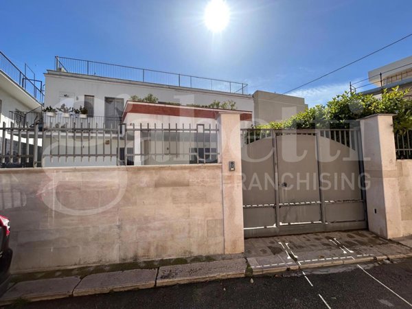 casa indipendente in vendita a Canosa di Puglia