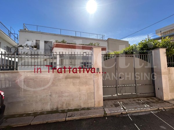 casa indipendente in vendita a Canosa di Puglia