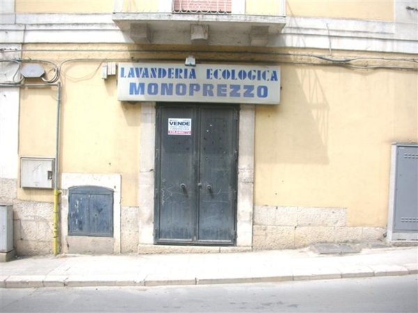 negozio in vendita a Canosa di Puglia