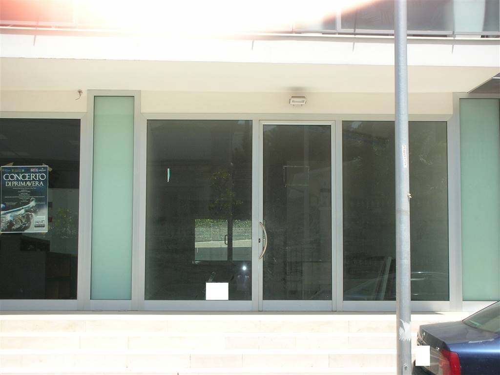 negozio in vendita a Canosa di Puglia