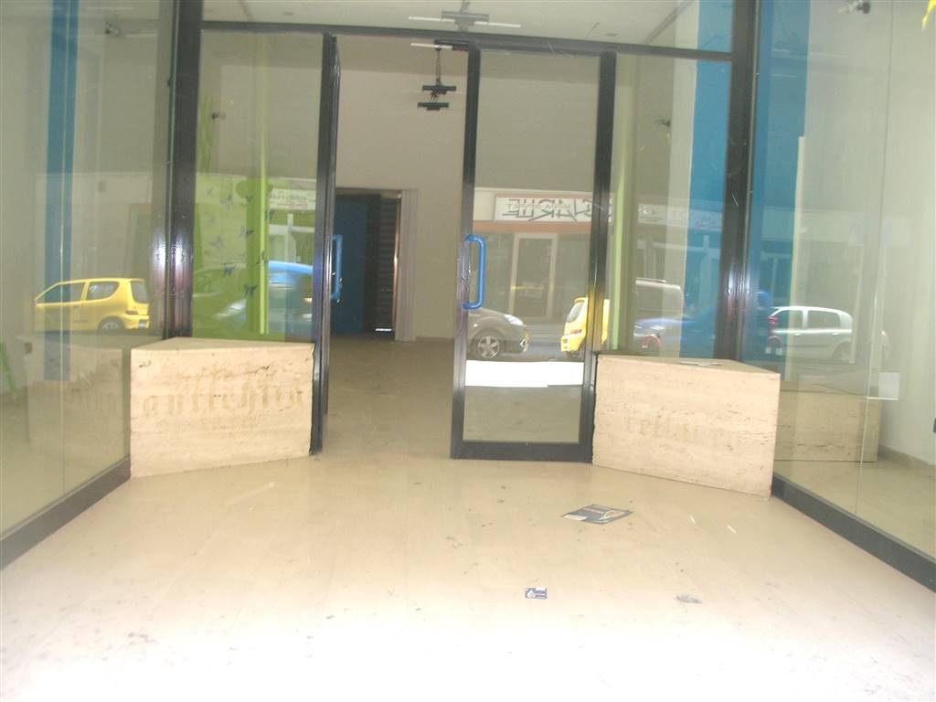 locale commerciale in vendita a Canosa di Puglia