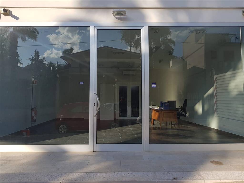 negozio in vendita a Canosa di Puglia