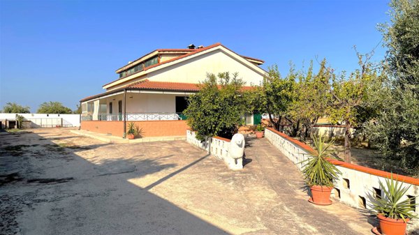 casa indipendente in vendita a Canosa di Puglia