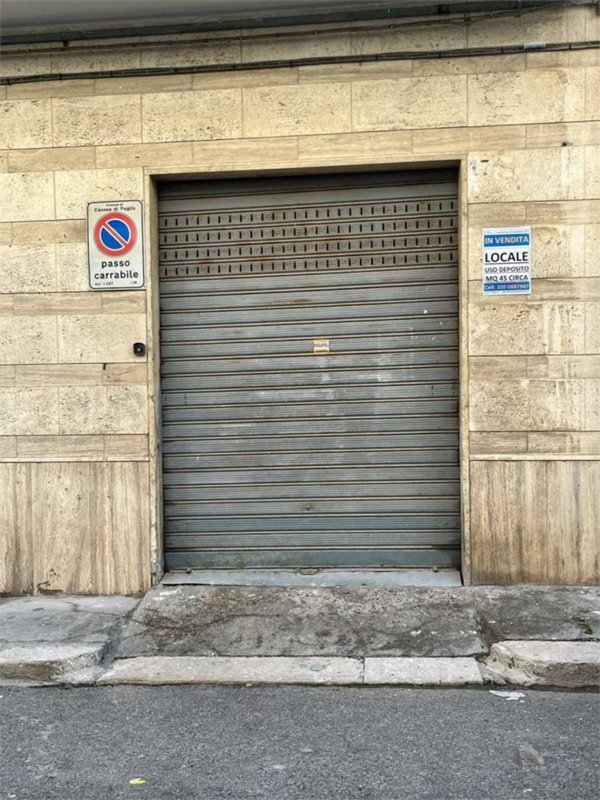 locale di sgombero in vendita a Canosa di Puglia