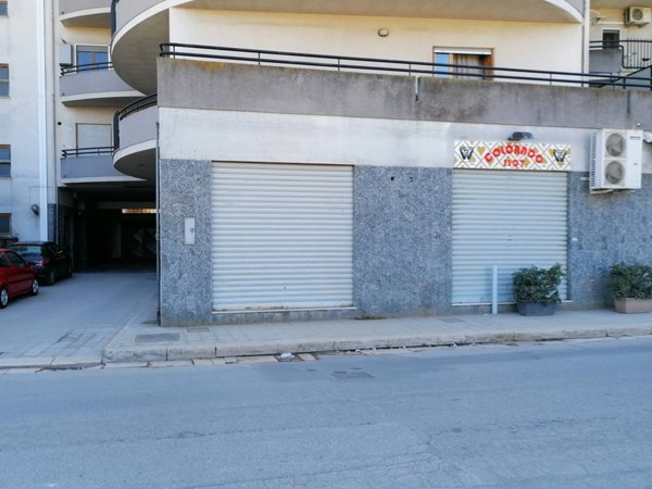 locale commerciale in vendita a Canosa di Puglia