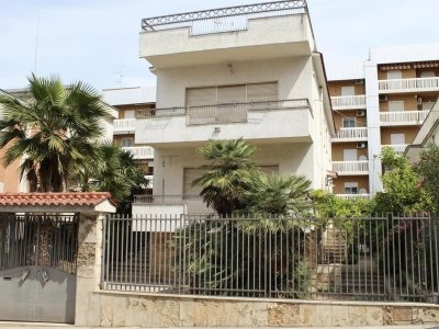 casa indipendente in vendita a Canosa di Puglia