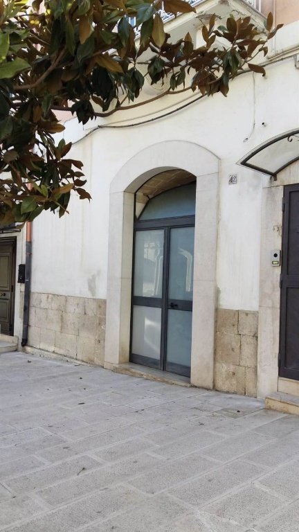 locale commerciale in vendita a Canosa di Puglia