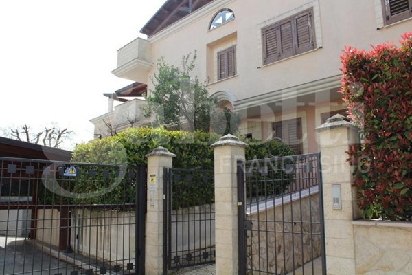 casa indipendente in vendita a Canosa di Puglia