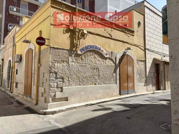 locale commerciale in vendita a Canosa di Puglia