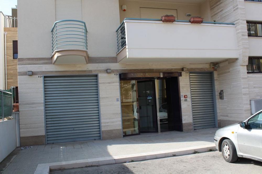 negozio in vendita a Canosa di Puglia