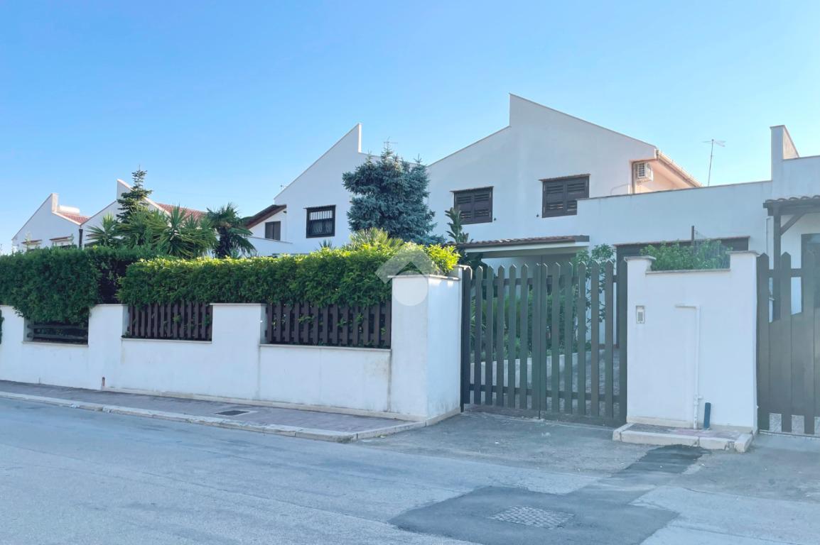 casa indipendente in vendita a Canosa di Puglia