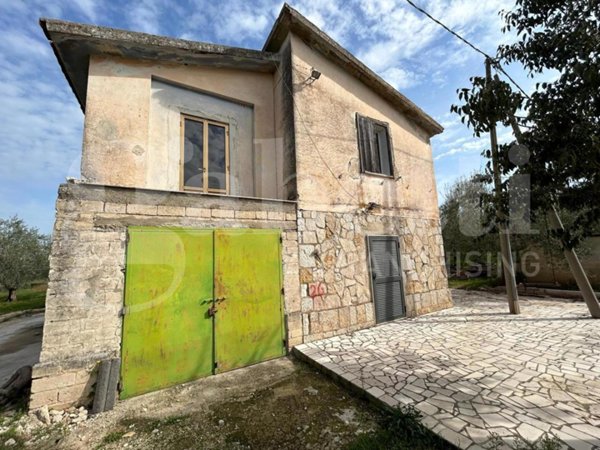 casa indipendente in vendita a Canosa di Puglia in zona Loconia
